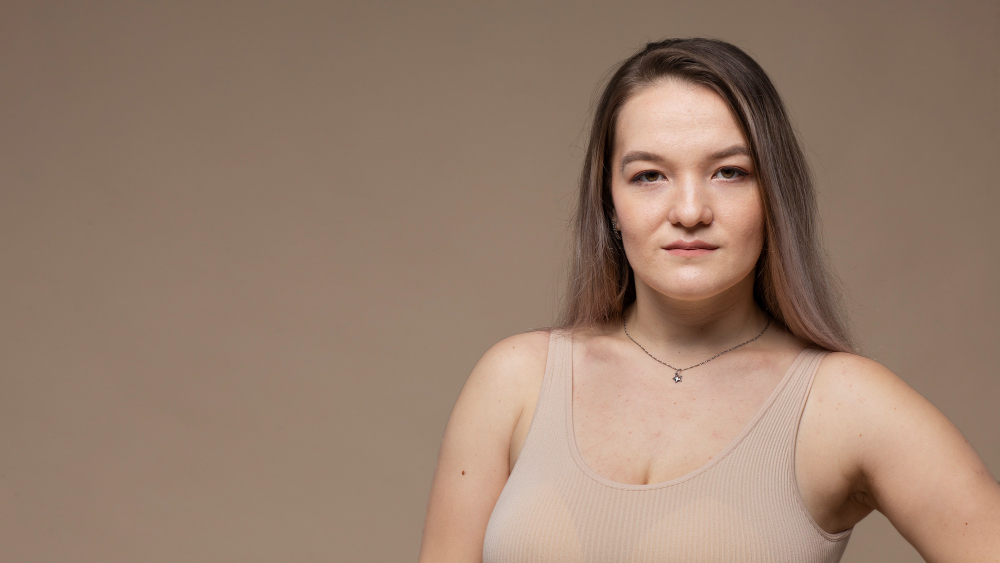 mulher querendo suavizar linhas de expressão