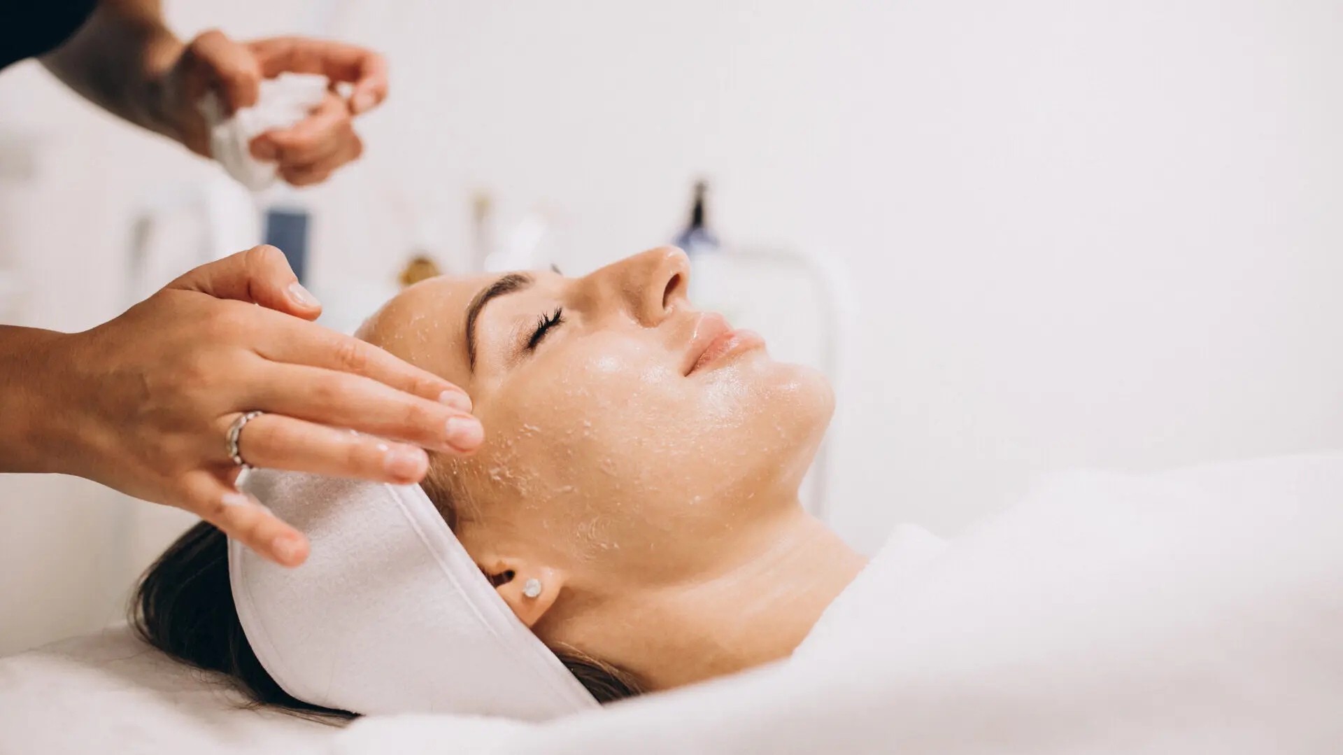 Mulher fazendo procedimento de peeling facial