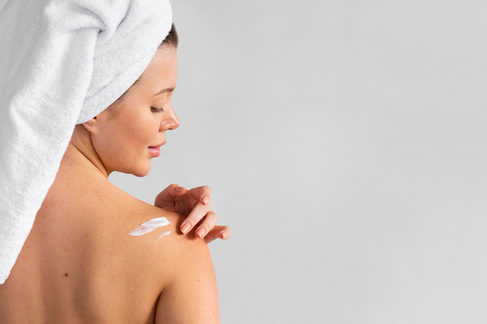 mulher passando creme para uma hidratação profunda