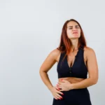 mulher com barriga inchada